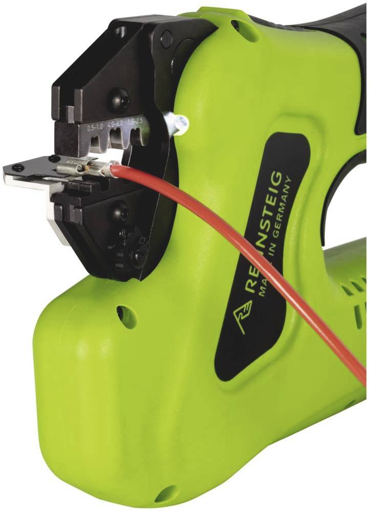 Ein grünes Handwerkzeug schneidet ein rotes Kabel. Die Beschriftung 'Made in Germany' ist sichtbar.