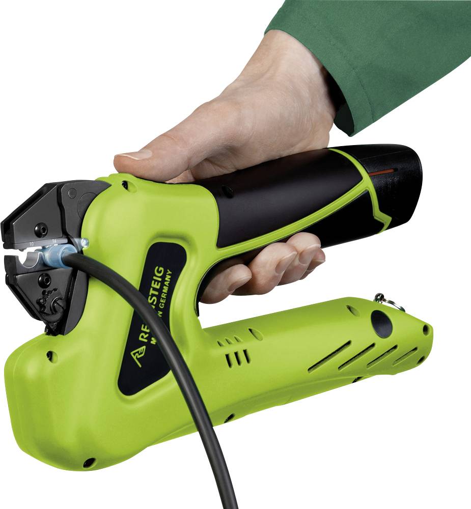 Eine grüne elektrische Crimpzange in der Hand einer Person, wird zum Verbinden eines Kabels mit einem Stecker verwendet.