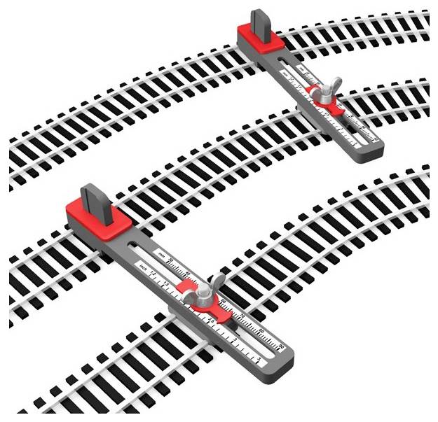 Zwei verstellbare Spurweiten-Messlehren, die unterschiedliche Spurweiten auf gekrümmten Eisenbahnschienen zeigen.