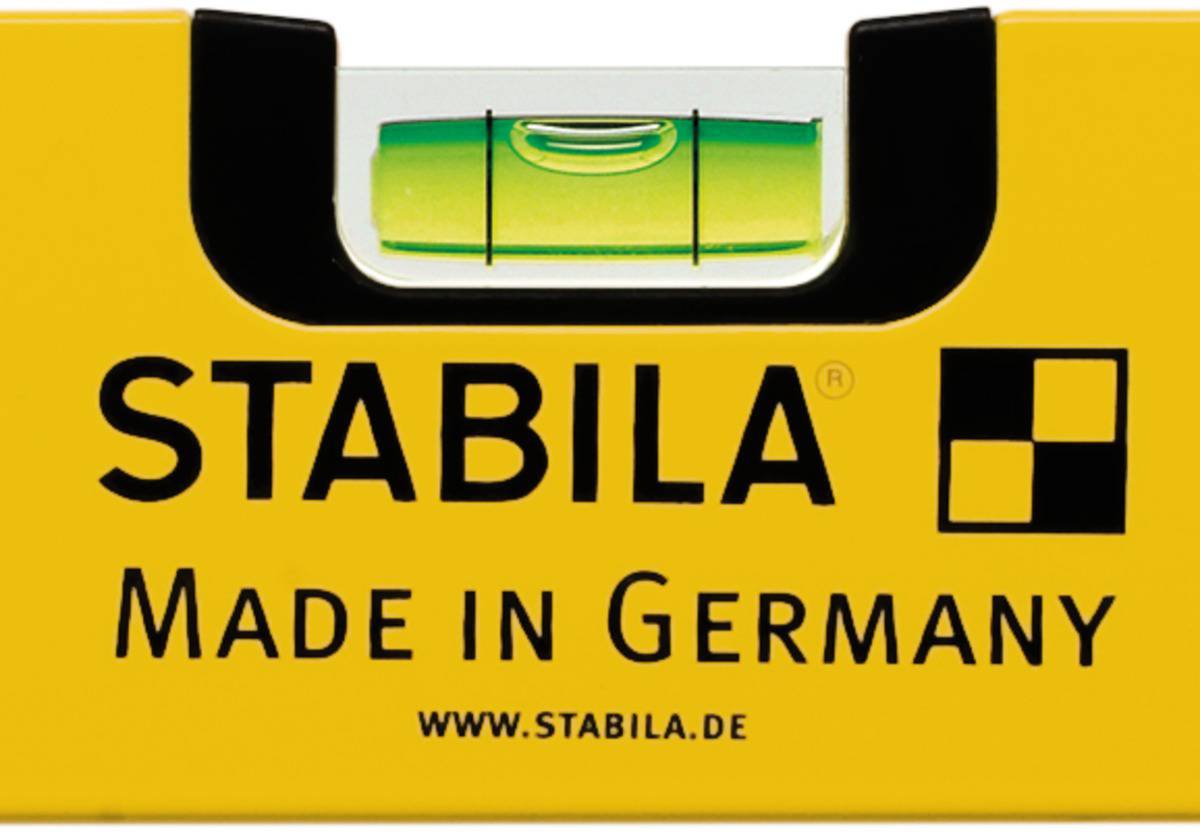 Wasserwaage mit gelbem Gehäuse, 'STABILA Made in Germany' und Website 'www.stabila.de' aufgedruckt. Eine grüne Libelle zeigt Ausrichtung.