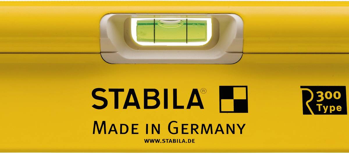 Eine gelbe Wasserwaage von Stabila, hergestellt in Deutschland, zeigt eine mittig ausgerichtete Luftblase an.