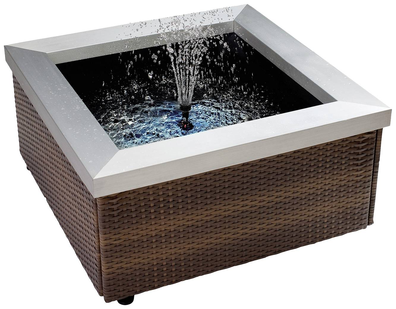 Quadratischer Tischbrunnen mit braunem geflochtenem Sockel und silbernem Rand. Wasser sprudelt in der Mitte nach oben.