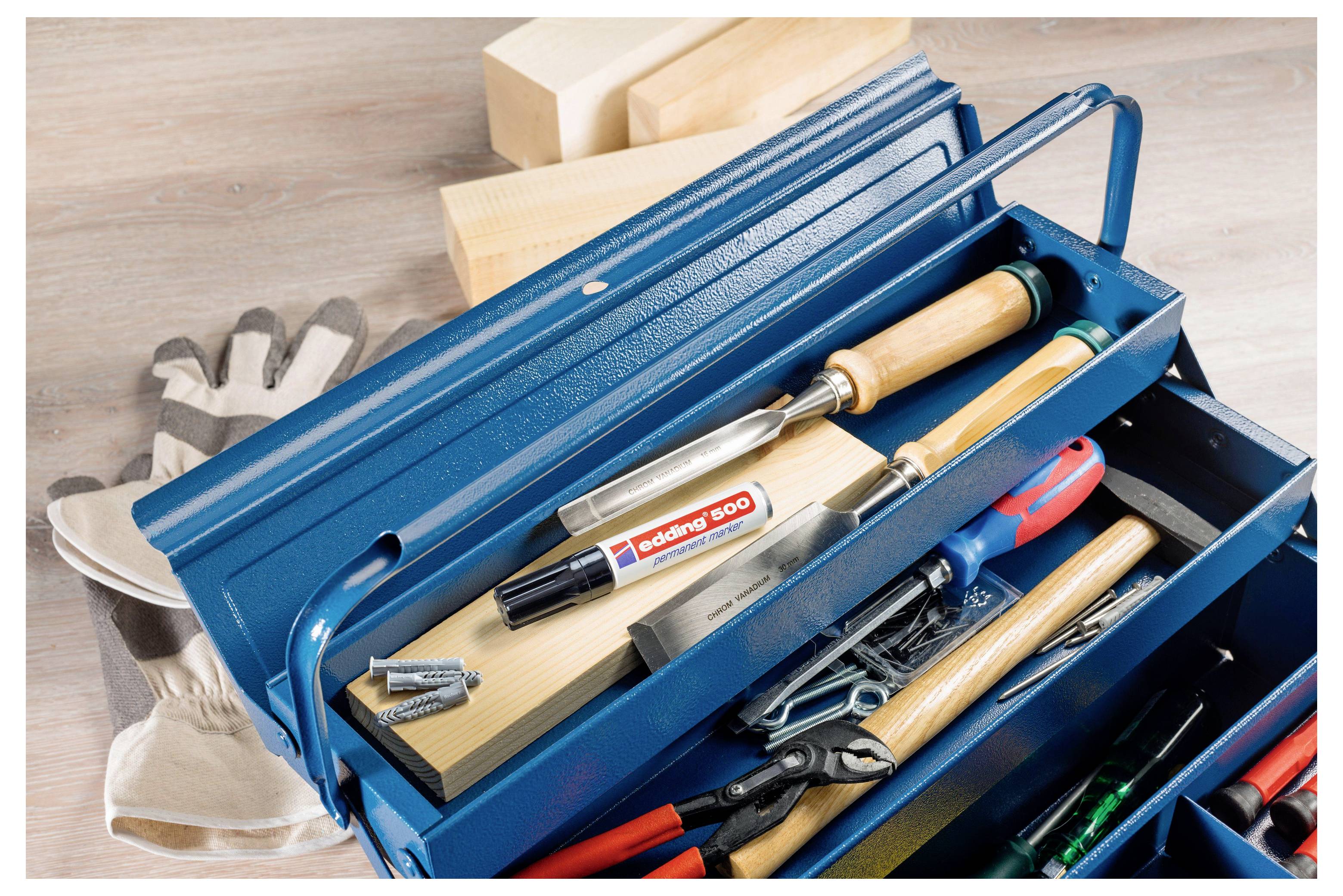 Offene blaue Werkzeugkiste mit Holzbearbeitungswerkzeugen und Handschuhen, einschließlich Meißel, Markierern, Zangen, Schrauben und Holzblöcken.