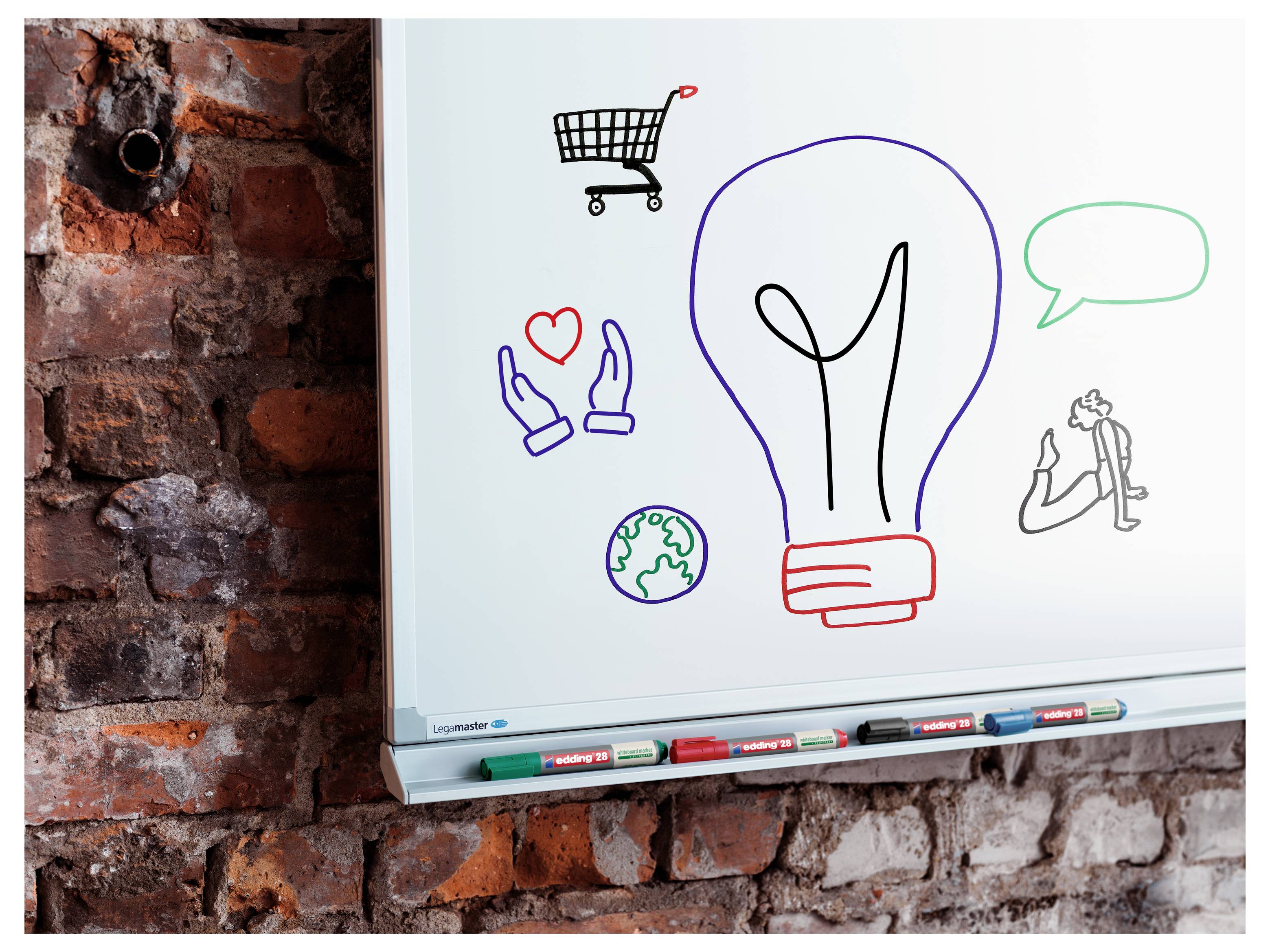 Whiteboard mit einer großen Glühbirnen-Zeichnung und kleinen Symbolen für Einkaufen, Herz, Globus, Sprechblase und Fitness, die Brainstorming oder Ideenfindung suggerieren