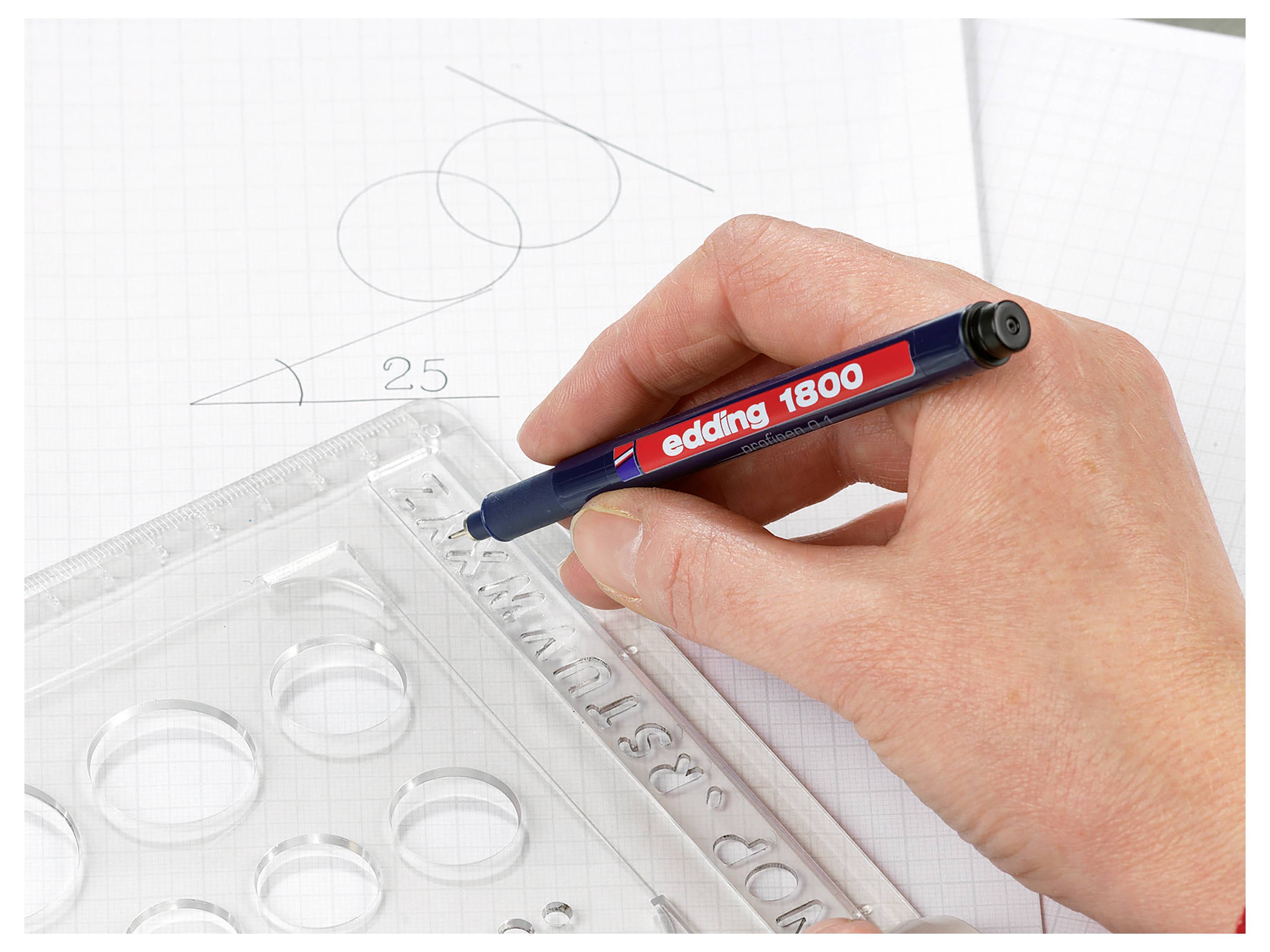 Hand, die mit einem Zeichenstift und einem Lineal präzise Linien und Kreise auf Millimeterpapier zeichnet.
