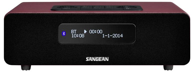 Schwarzer Sangean Bluetooth-Radioempfänger mit Frontdisplay, das BT, 10:08, 00:00 und 1-1-2014 anzeigt.