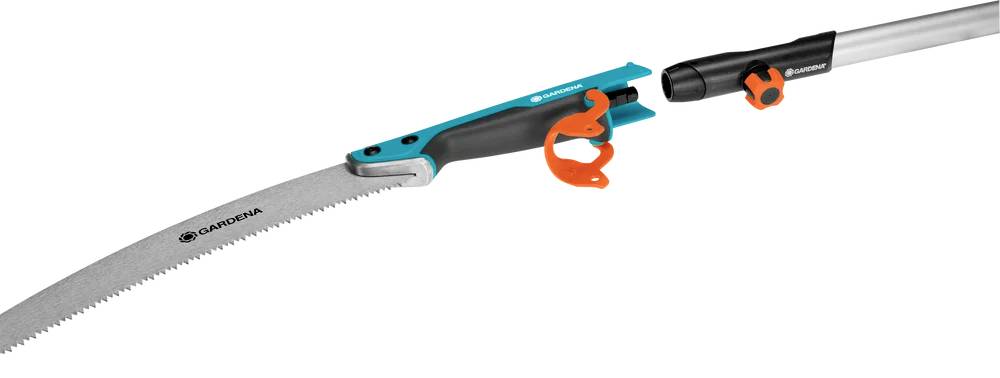 Teleskopsäge von GARDENA mit gebogenem Sägeblatt und orangefarbenen Details für Baumschnitt.