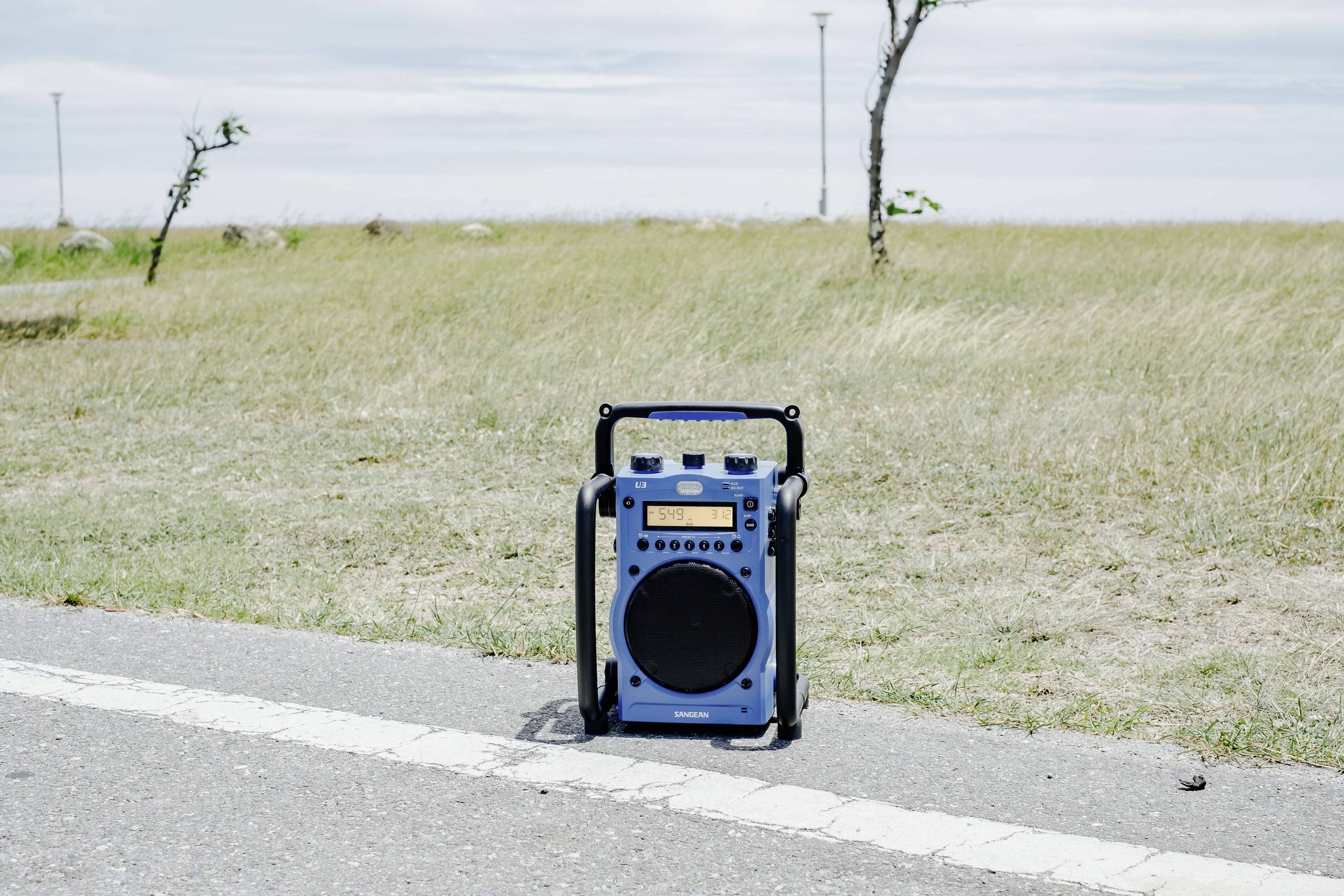 Sangean U-3 Baustellenradio UKW, MW AUX spritzwassergeschützt, staubdicht, stoßfest, Taschenlampe Blau