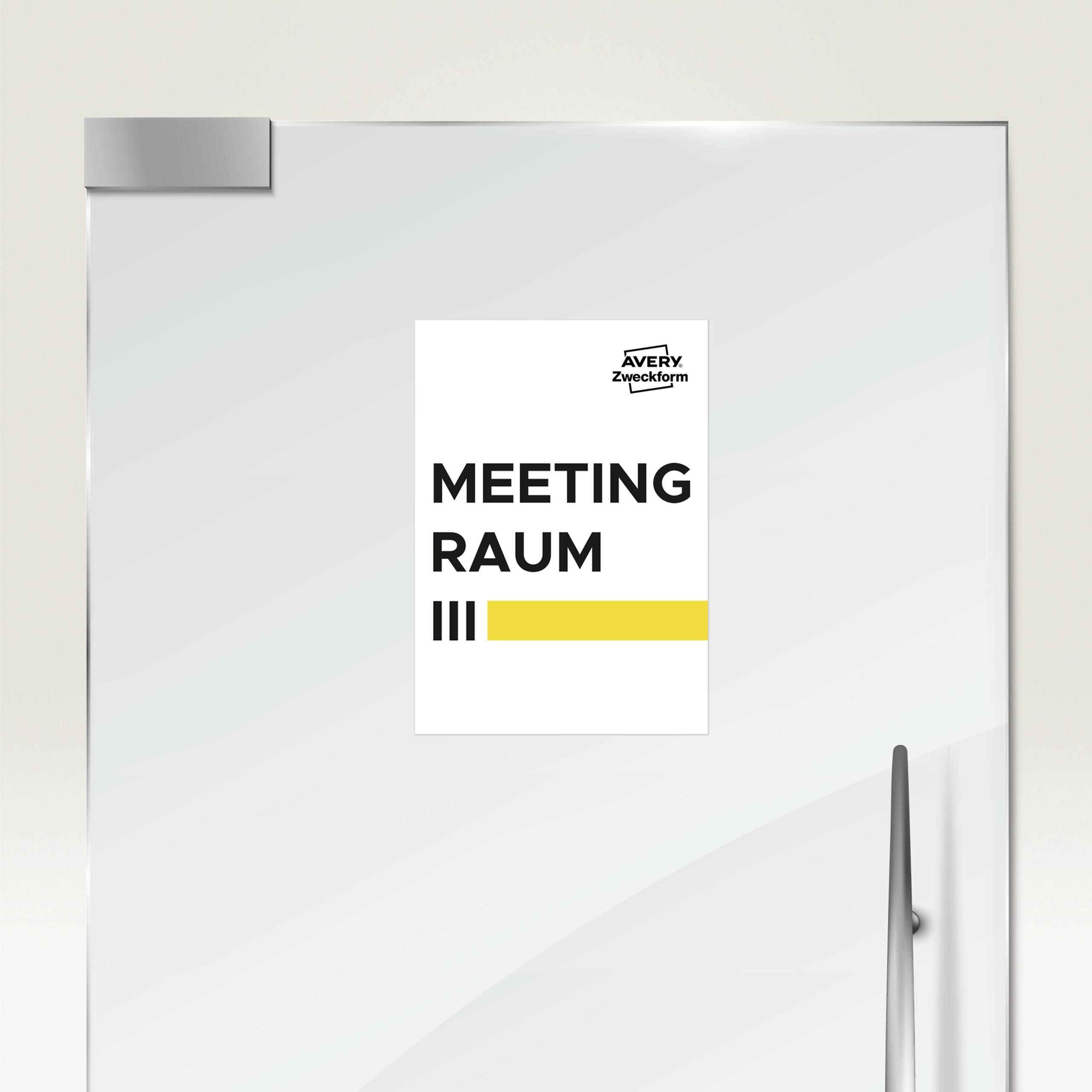 Eine Tür mit einem Schild, das 'Meeting Raum' sagt, gelber Streifen darunter.