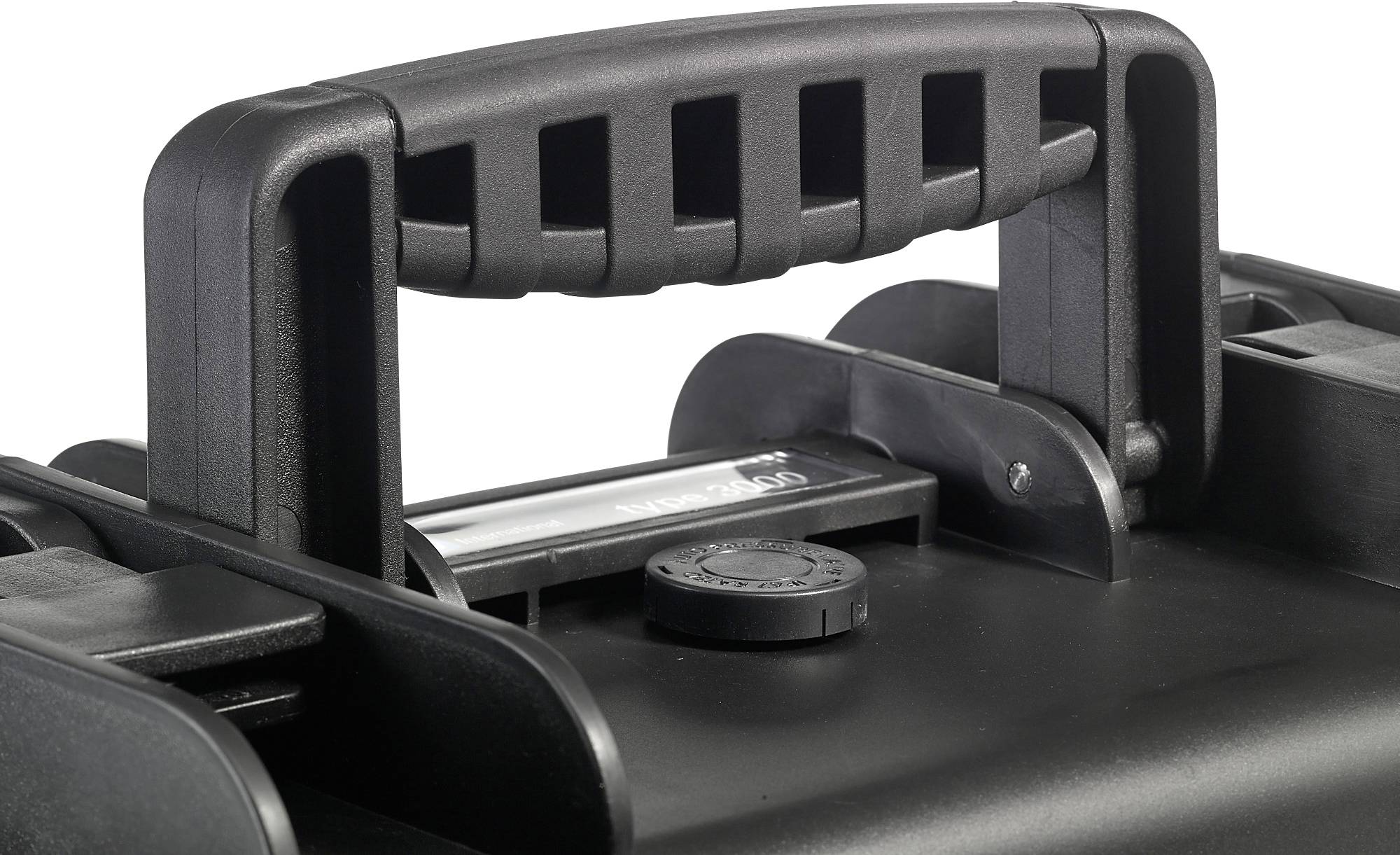 Ein schwarzer Koffergriff mit strukturiertem Gummi für einfachen Halt, befestigt an einem stabilen, schwarzen Kunststoffkoffer.