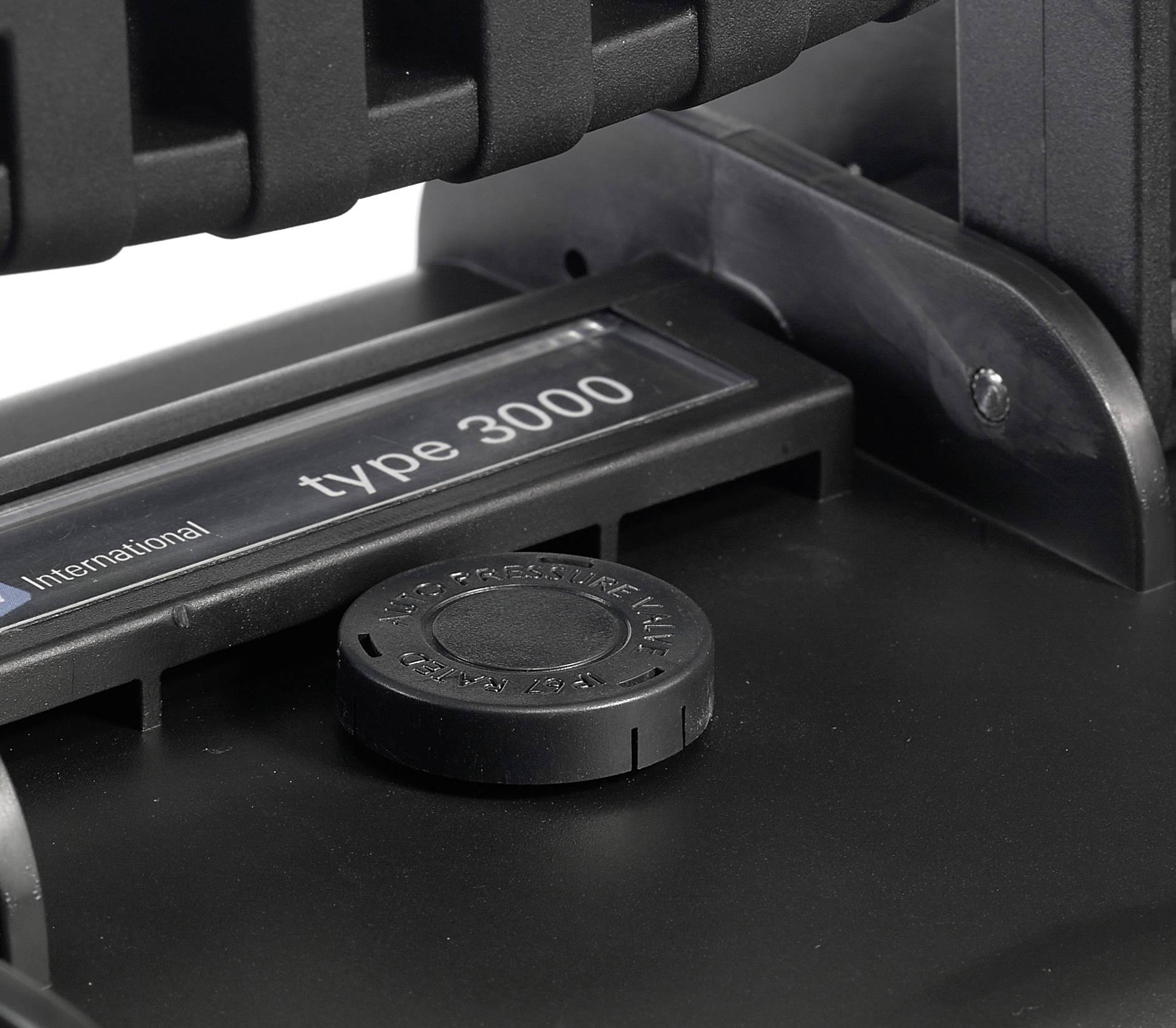 Nahaufnahme eines Geräts mit der Aufschrift 'type 3000'. Es sind schwarze Kunststoff- und Metallteile sichtbar, ohne weitere kontextuelle Details.
