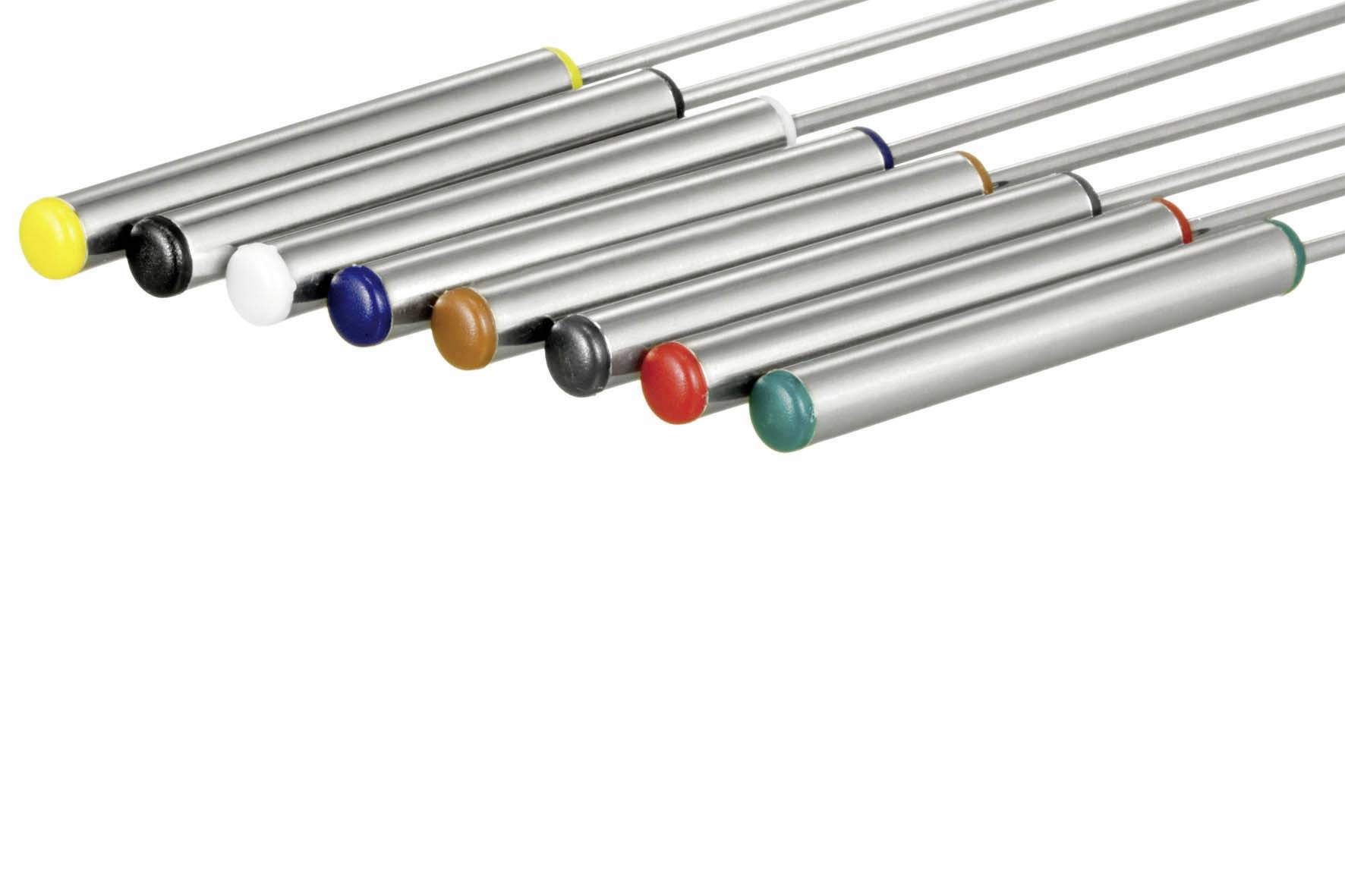 Mehrere silberne Metallstangen mit farbigen Endkappen in verschiedenen Farben aufgereiht nebeneinander.