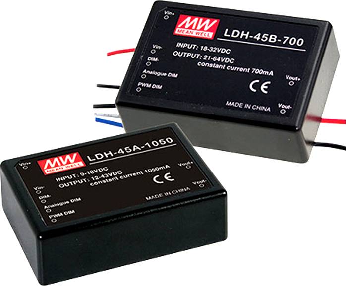 Zwei schwarze elektronische Module mit roten MW-Logos. Oben 'LDH-45B-700', unten 'LDH-45A-1050'. Sie zeigen Eingangs- und Ausgangsspannungen an.