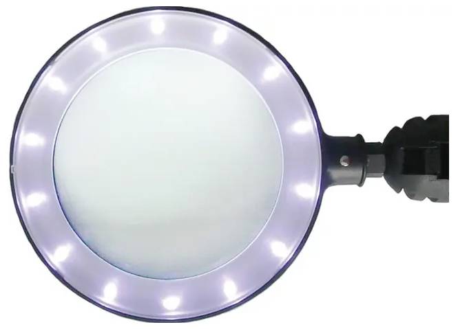 Eine Nahaufnahme einer Seitenansicht eines blauen Smartphones mit Dual-Kameraobjektiven und dem Text „Dolby Atmos