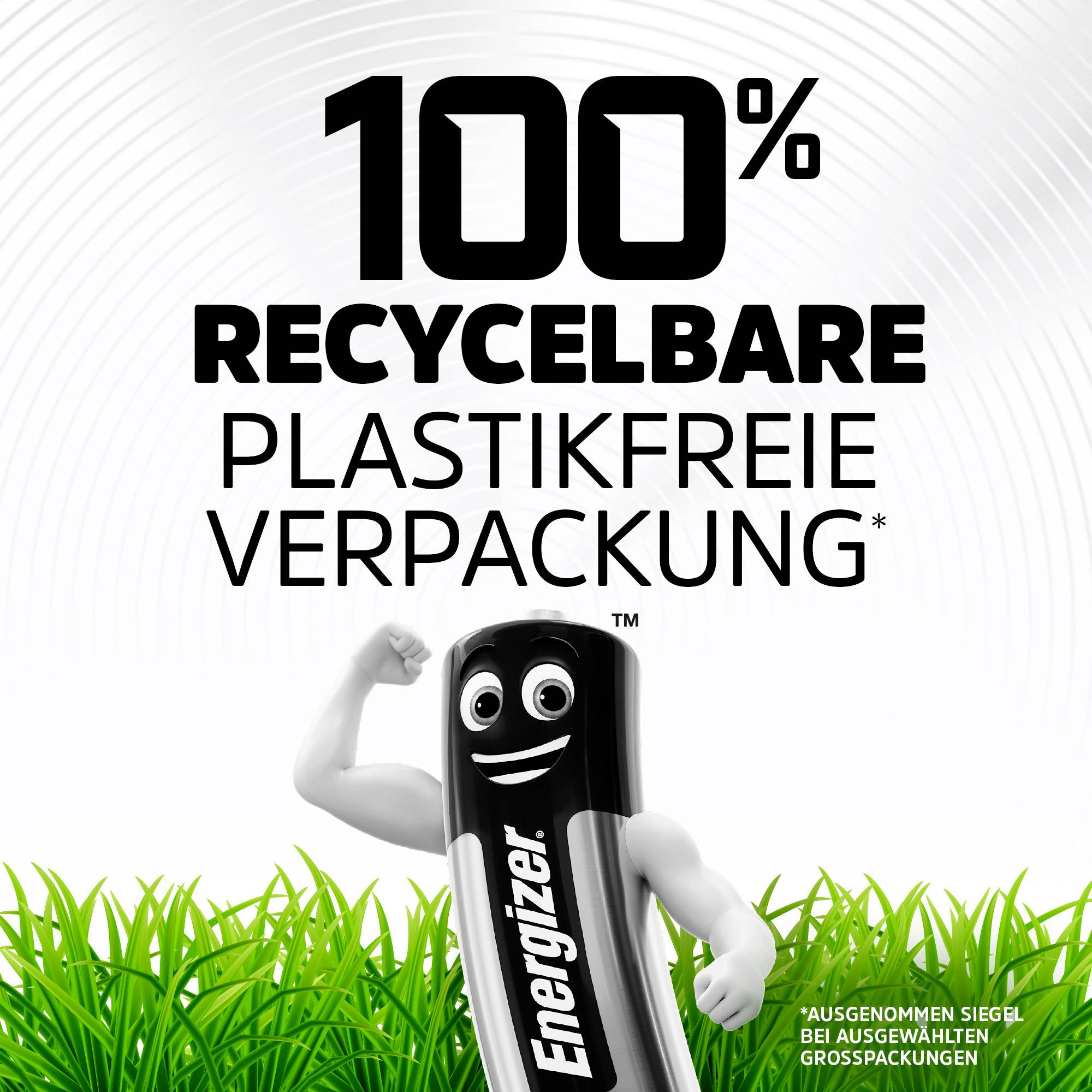 Batterie mit Charakter hält hochgereckte Faust vor grünem Gras. Text: '100% recycelbare plastikfreie Verpackung'.