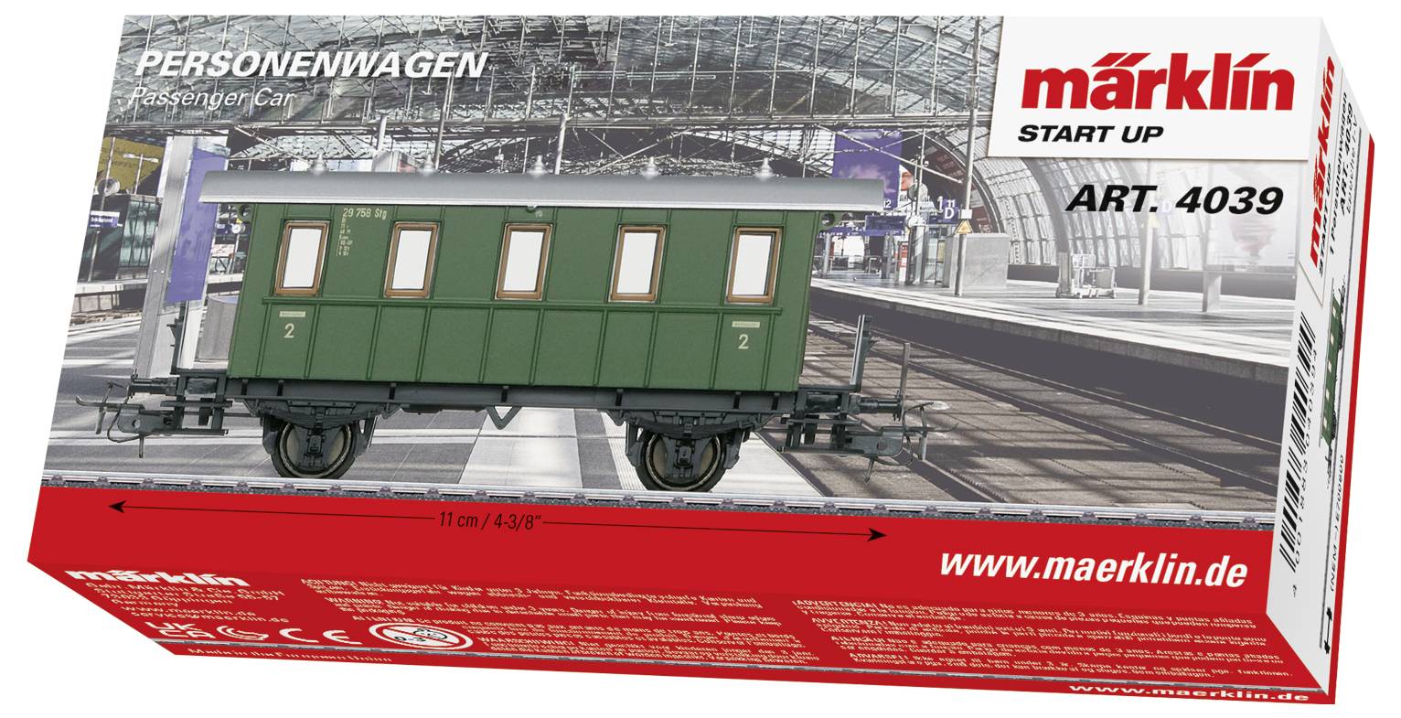 Märklin Start Up Personenwagen Modell vor einer Eisenbahnhofskulisse. Art. 4039.