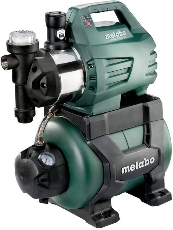 Metabo tragbare Wasserpumpe mit grünem Motorgehäuse, schwarzem Tank und Manometer, auf weißem Hintergrund dargestellt.