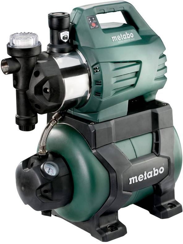 Grüne und schwarze Metabo Elektro-Wasserpumpe mit Druckbehälter und Manometer, dargestellt auf weißem Hintergrund.