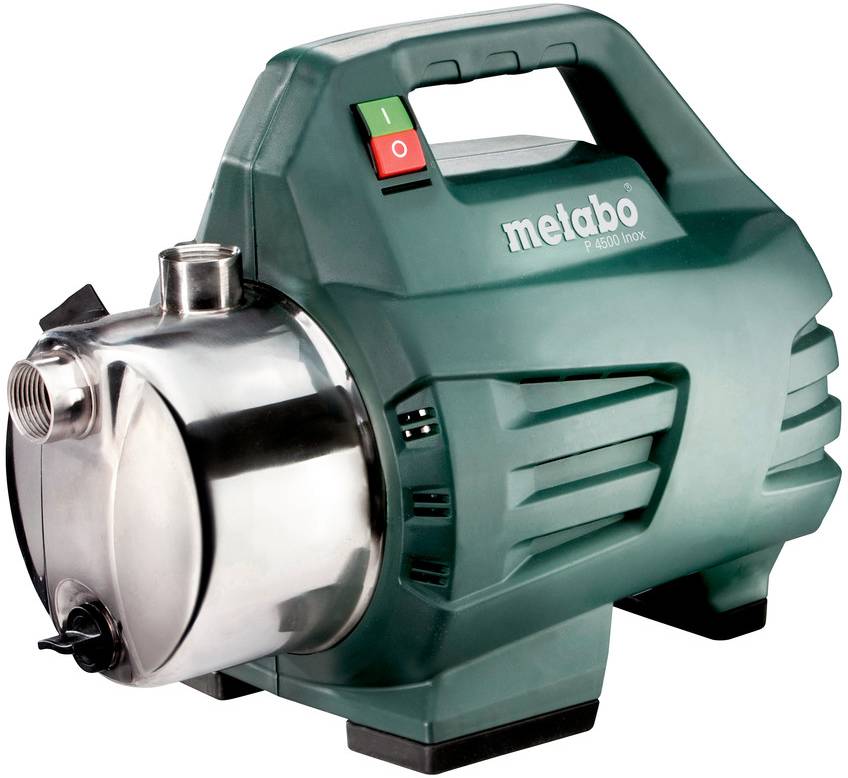 Grüne Metabo Elektrowasserpumpe mit Edelstahlgehäuse, Griff und Ein-/Ausschalter, dargestellt auf weißem Hintergrund.