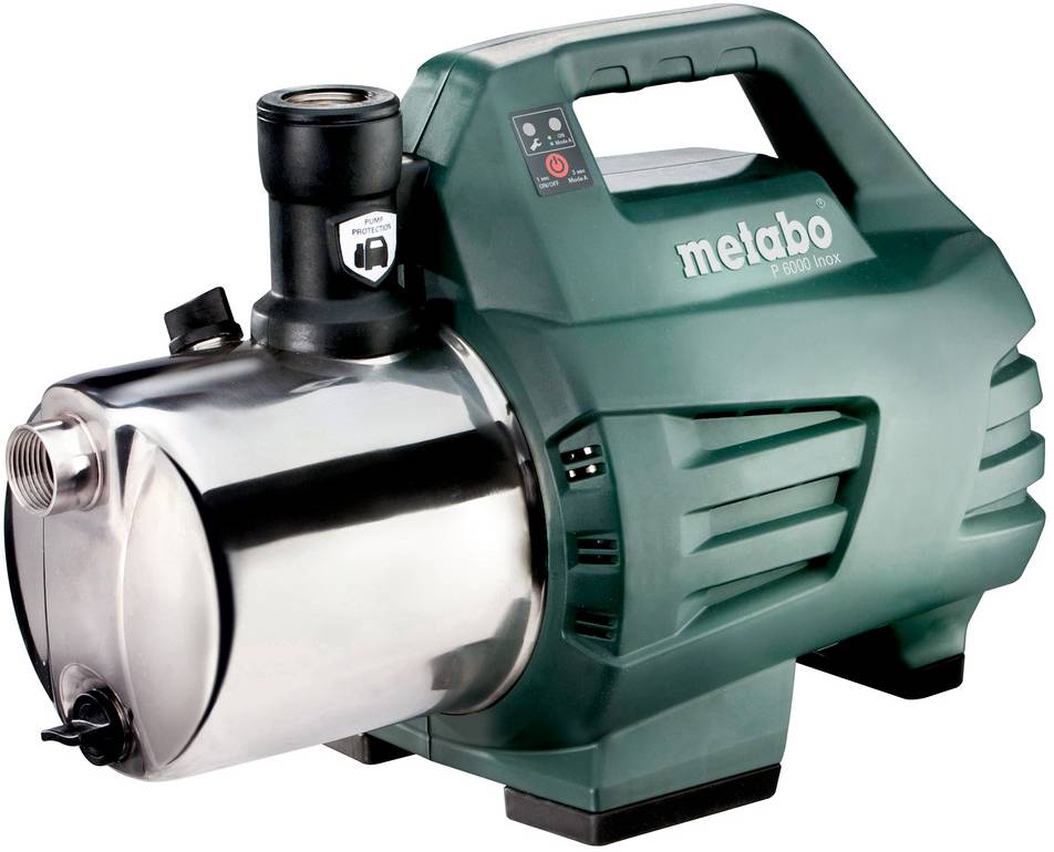 Grüne Metabo Elektrowasserpumpe mit Edelstahlgehäuse und Tragegriff, abgebildet auf weißem Hintergrund.