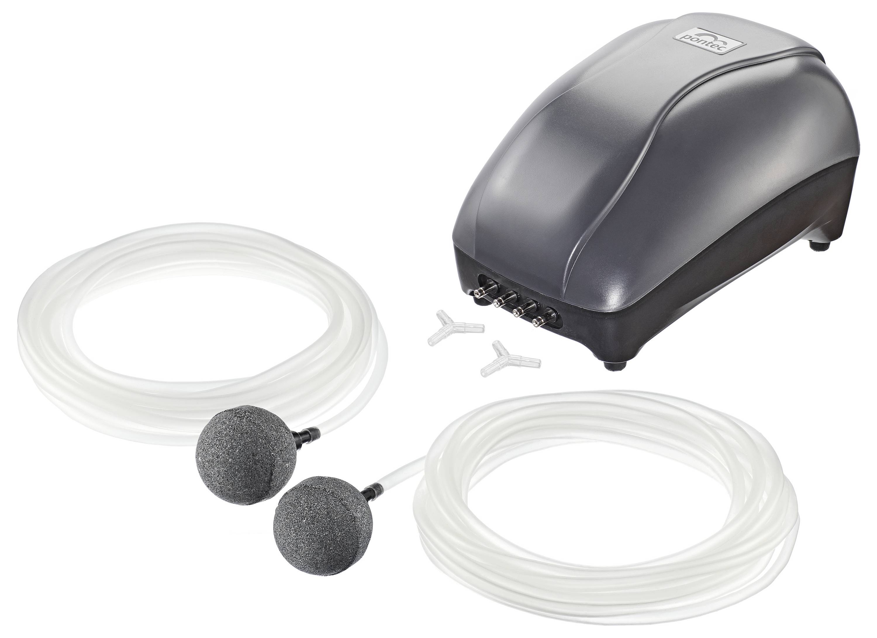 Eine schwarze Luftpumpe mit zwei weißen Schläuchen und angeschlossenen Ausströmersteinen für Aquarien, zusammen mit drei kleinen Verbindungsstücken, auf einem weißen Hintergrund.