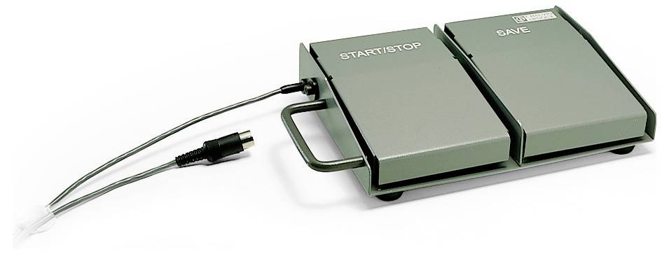 Zwei graue Pedale nebeneinander mit den Aufschriften 'START/STOP' und 'SAVE', verbunden durch ein Kabel mit einem Stecker.