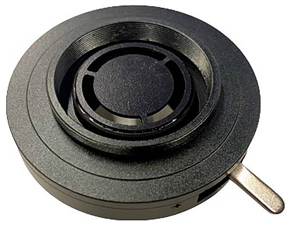 Ein schwarzer, runder Hohlkehlstrahler mit sichtbarem Schwenkmechanismus in der Mitte, geeignet für Deckenmontage.