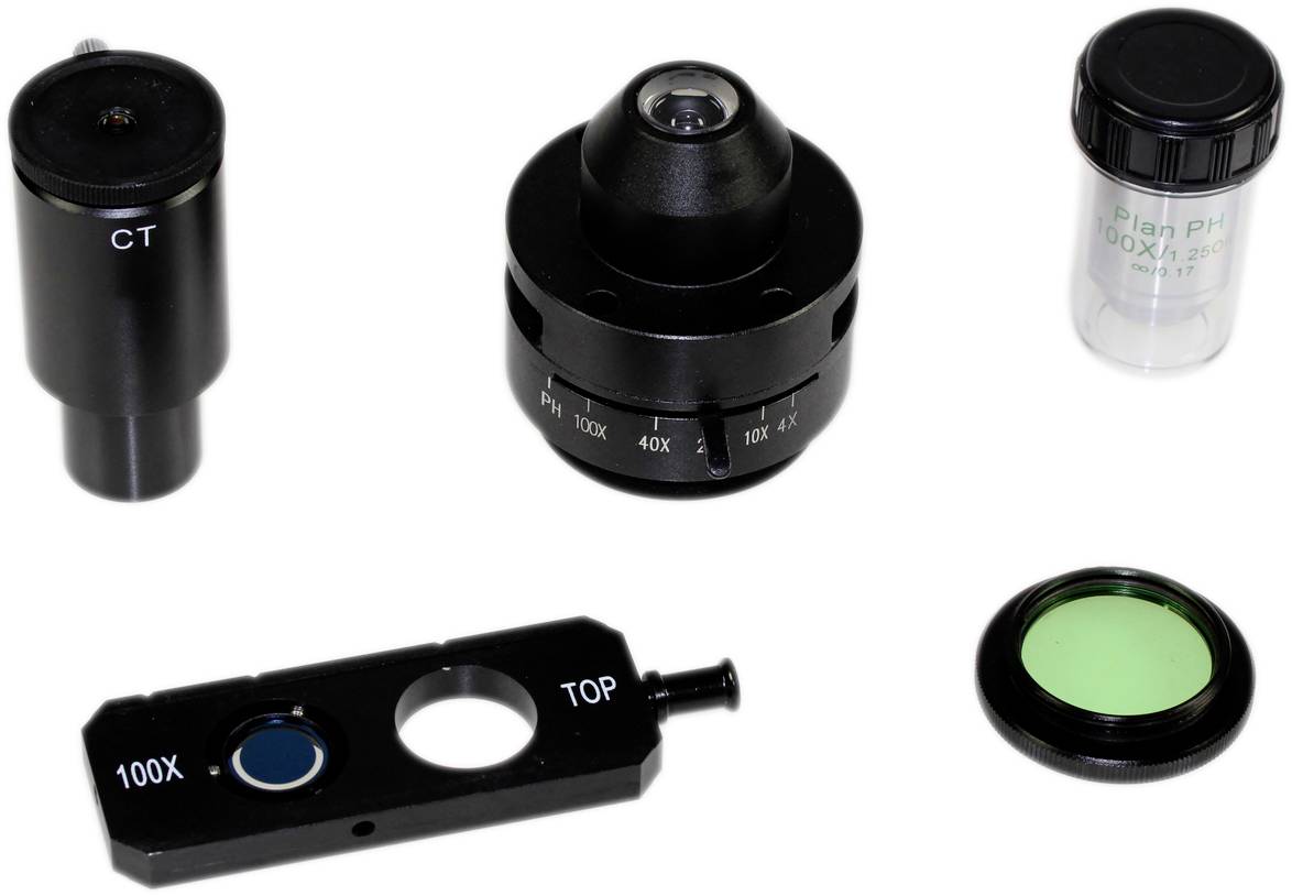 Objektive und Filter für ein Mikroskop. Enthält vier Komponenten: ein 100X-Objektiv, einen Kontrastfilter, einen Planobjektiv und einen grünen Filter.