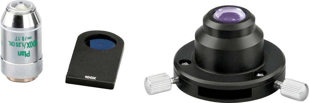 Mikroskop-Zubehör: Eine silberne Linse links, ein schwarzer Filter in der Mitte und ein schwarzer Adapter mit zwei silbernen Schrauben rechts.