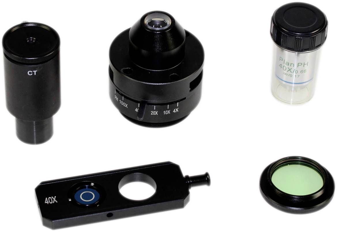 Ein Microskop-Zubehörset mit verschiedenen Linsen und Objekten: Okular, Revolver, Objektiv, Lichtfilter und Farbfilter.