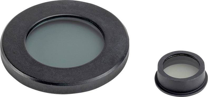 Zwei unterschiedlich große Mikroskopfilter, die nebeneinander liegen. Der größere Filter ist rund mit einem transparenten Zentrum.