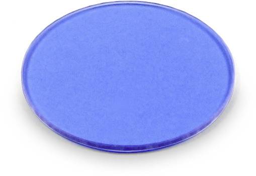 Ein runder, flacher, blauer Button ohne Aufschrift oder Muster auf weißem Hintergrund.