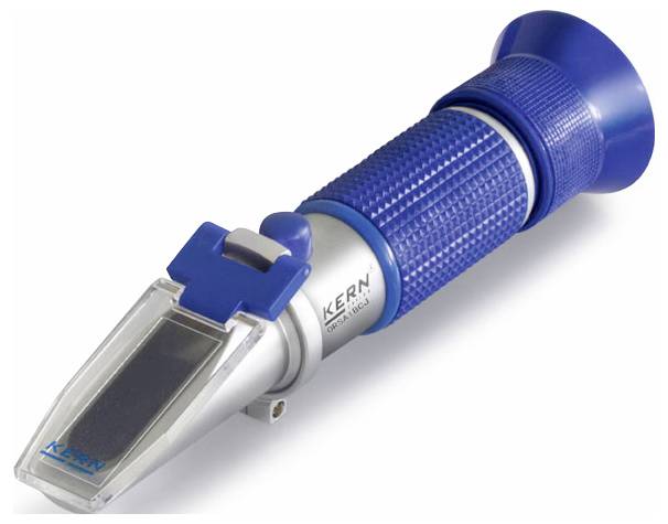 Handrefraktometer mit blauem Griff, zeigt den Markennamen 'KERN'. Wird zur Bestimmung von Flüssigkeitskonzentrationen verwendet.