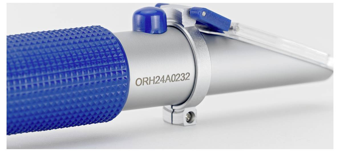 Ein silber-blaues optisches Gerät mit der Aufschrift 'ORH24A0232'. Es hat einen Griff mit gerändelter Struktur und ein aufklappbares Element.