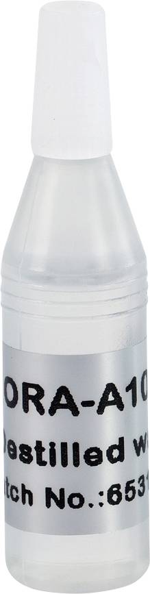 Kleine, durchsichtige Plastikflasche mit weißem Verschluss. Auf dem Etikett steht 'Distilled water, Batch No.: 653'.