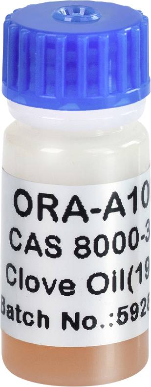 Die Abbildung zeigt eine kleine Flasche mit blauem Verschluss, beschriftet mit 'Clove Oil', 'ORA-A10', 'CAS 8000-3', und 'Batch No: 5926'.