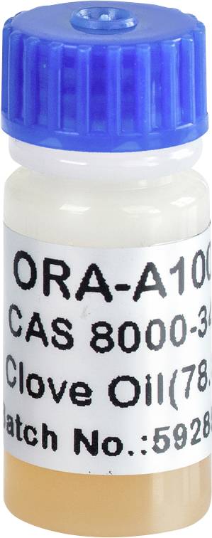 Eine kleine Flasche mit blauem Deckel, beschriftet mit 'Clove Oil (78%)' und einer Chargennummer. Enthält Nelkenöl.