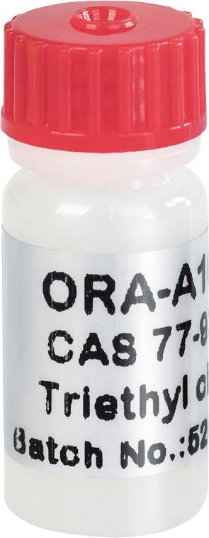 Kleine Flasche mit rotem Deckel, Etikett trägt die Aufschrift 'ORA-A1', chemische Bezeichnung 'Triethyl' und 'Batch No: 52'.
