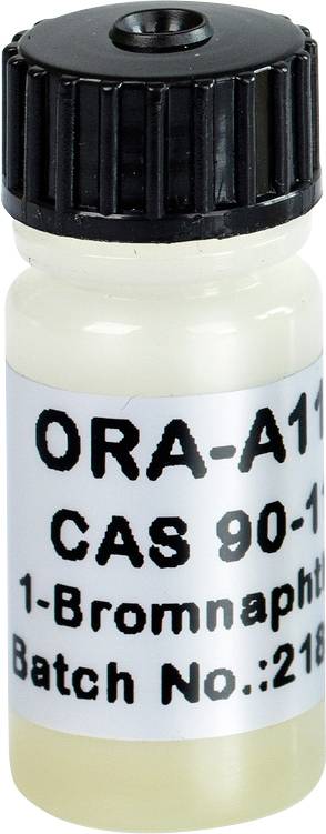 Kleine Glasflasche mit schwarzem Deckel, Etikett: 'ORA-A11, CAS 90-1, 1-Bromnaphtalin, Batch No.: 218'. Enthält eine Flüssigkeit.