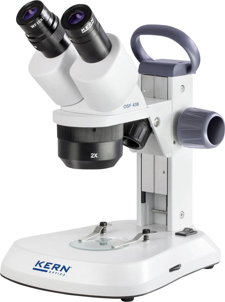 Ein weißes Stereomikroskop mit zwei Okularen und einem 2x Objektiv auf einem stabilen Standfuß, geeignet für wissenschaftliche Untersuchungen.