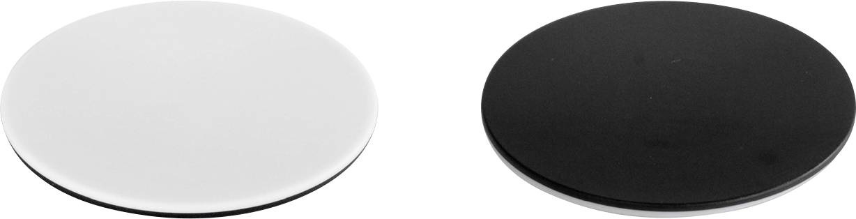 Zwei runde Scheiben, eine weiß und eine schwarz, liegen nebeneinander auf weißem Hintergrund.