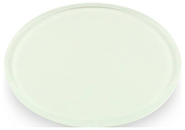 Eine transparente, runde Glasscheibe vor weißem Hintergrund, verwendet als neutrale Basis oder Träger für chemische Experimente.