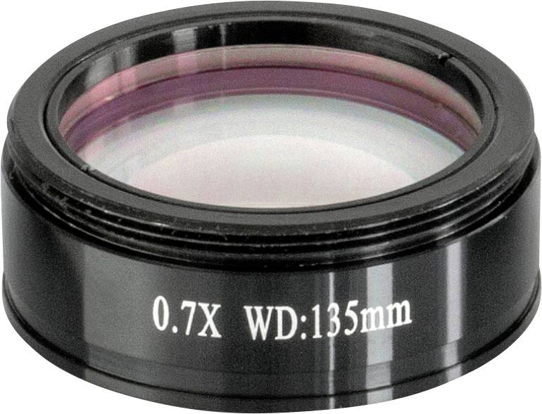 Ein schwarzes Objektiv mit der Beschriftung '0.7X WD:135mm', das möglicherweise für optische Vergrößerungen verwendet wird.