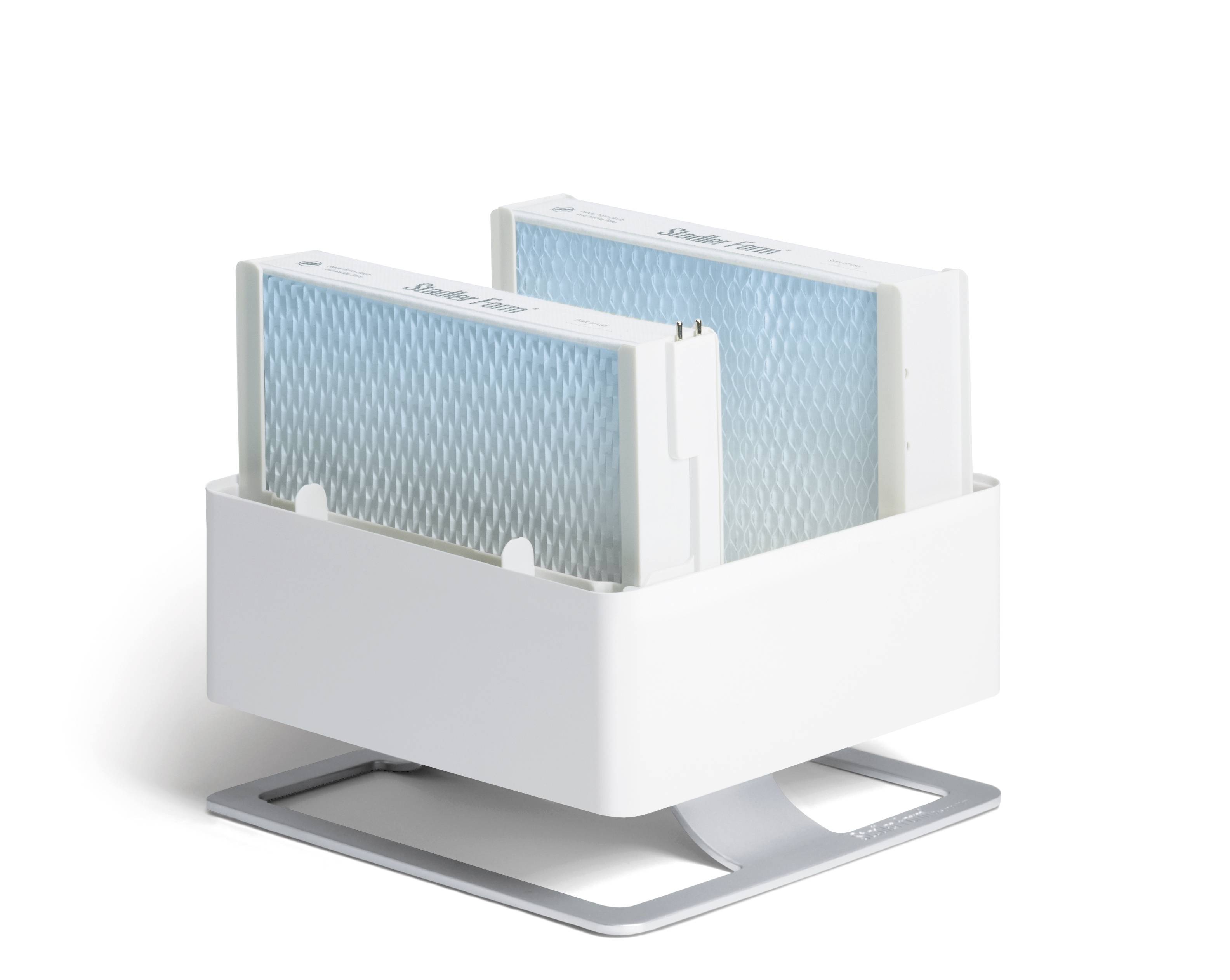 Ein weißer Luftbefeuchter mit zwei blauen Filterelementen auf einer Metallbasis.