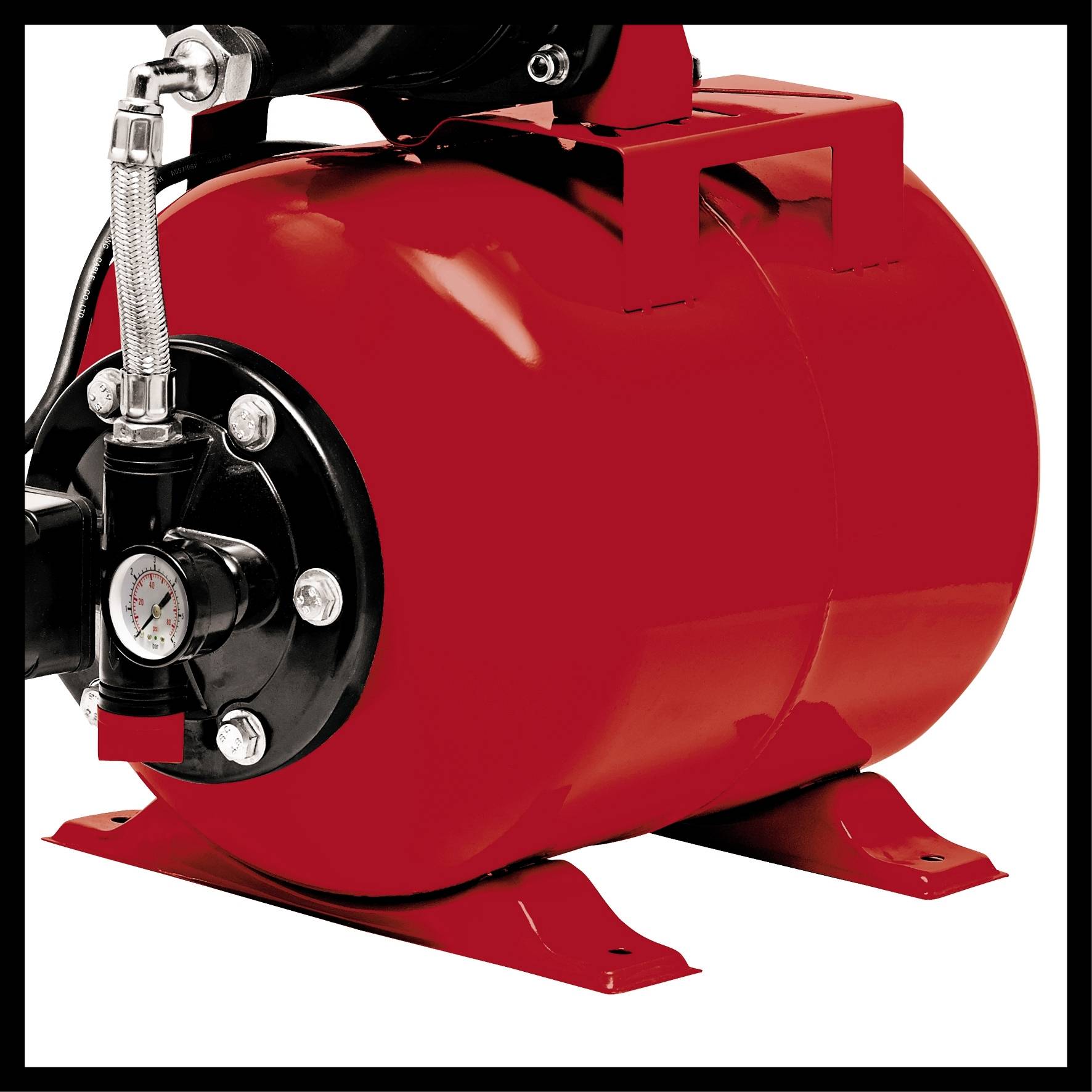 Ein roter Druckkessel mit einem Manometer an der Seite. Wird oft in Wasserpumpensystemen zur Druckspeicherung eingesetzt.