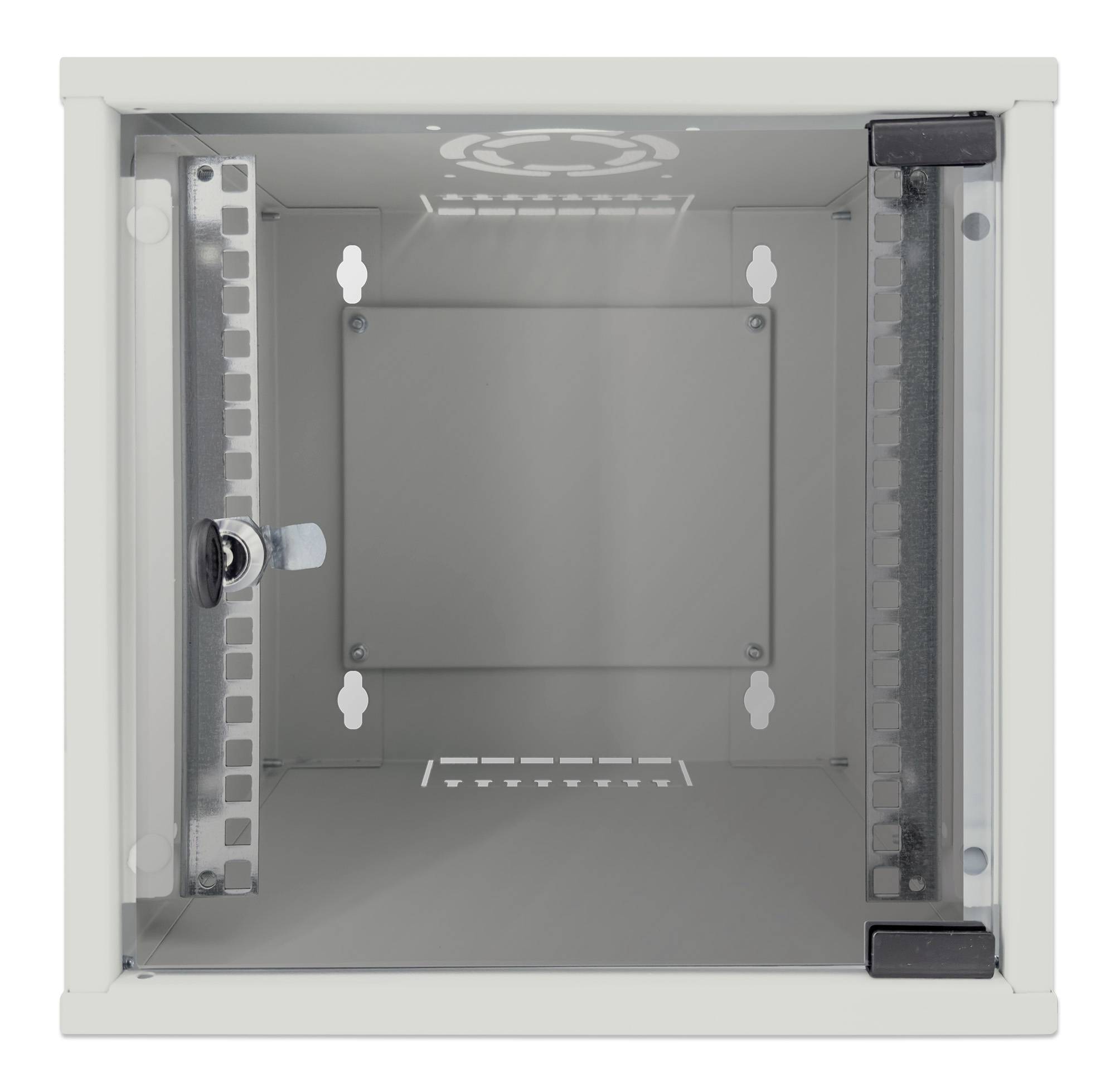 Ein leerer, quadratischer Netzwerkschrank mit Glastür und Schloss, innen befinden sich Montageschienen für Netzwerkgeräte.