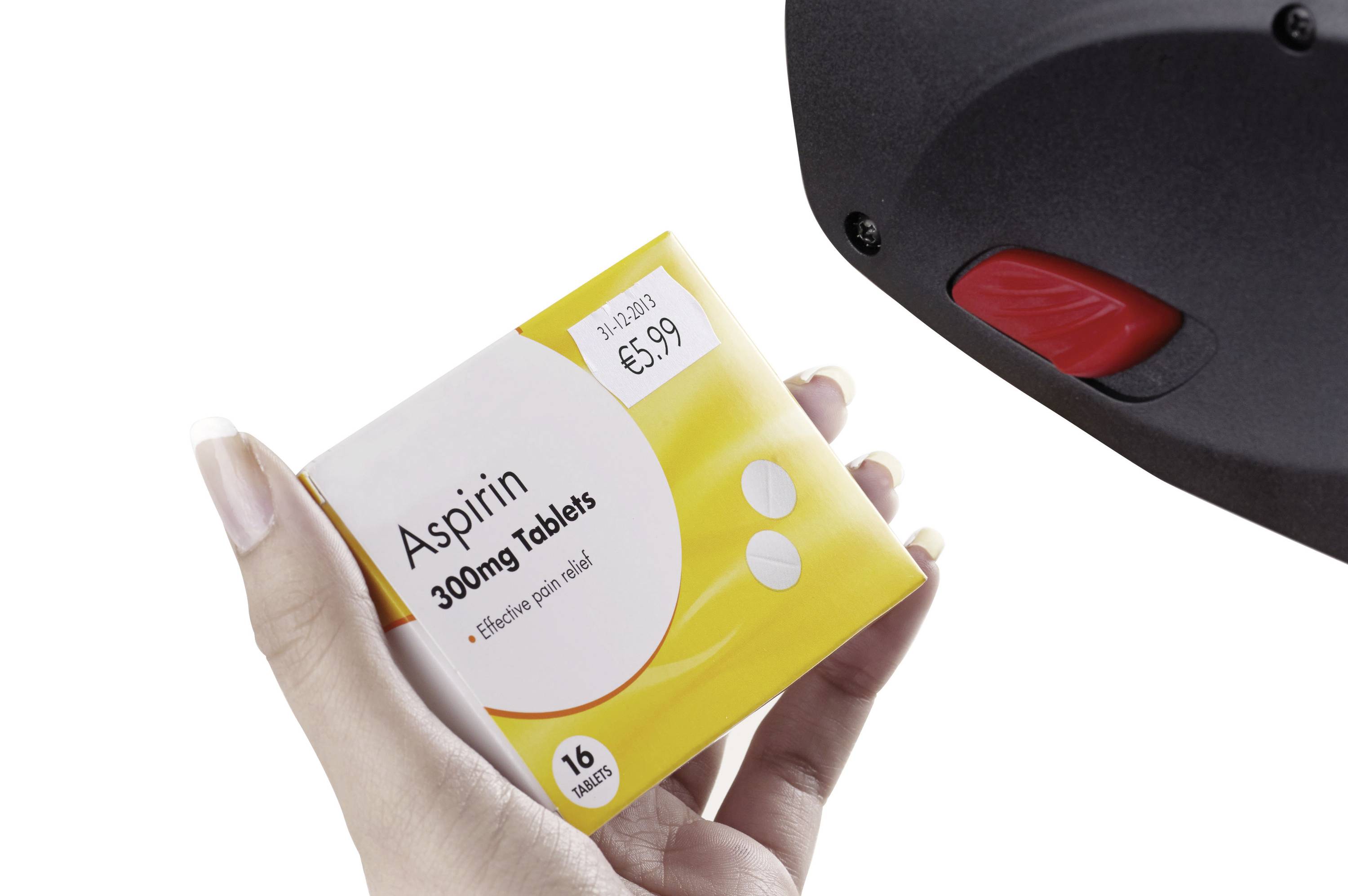 Eine Hand hält eine Packung Aspirin-Tabletten, während ein Barcode-Scanner den Preis von 5,99 £ scannt.