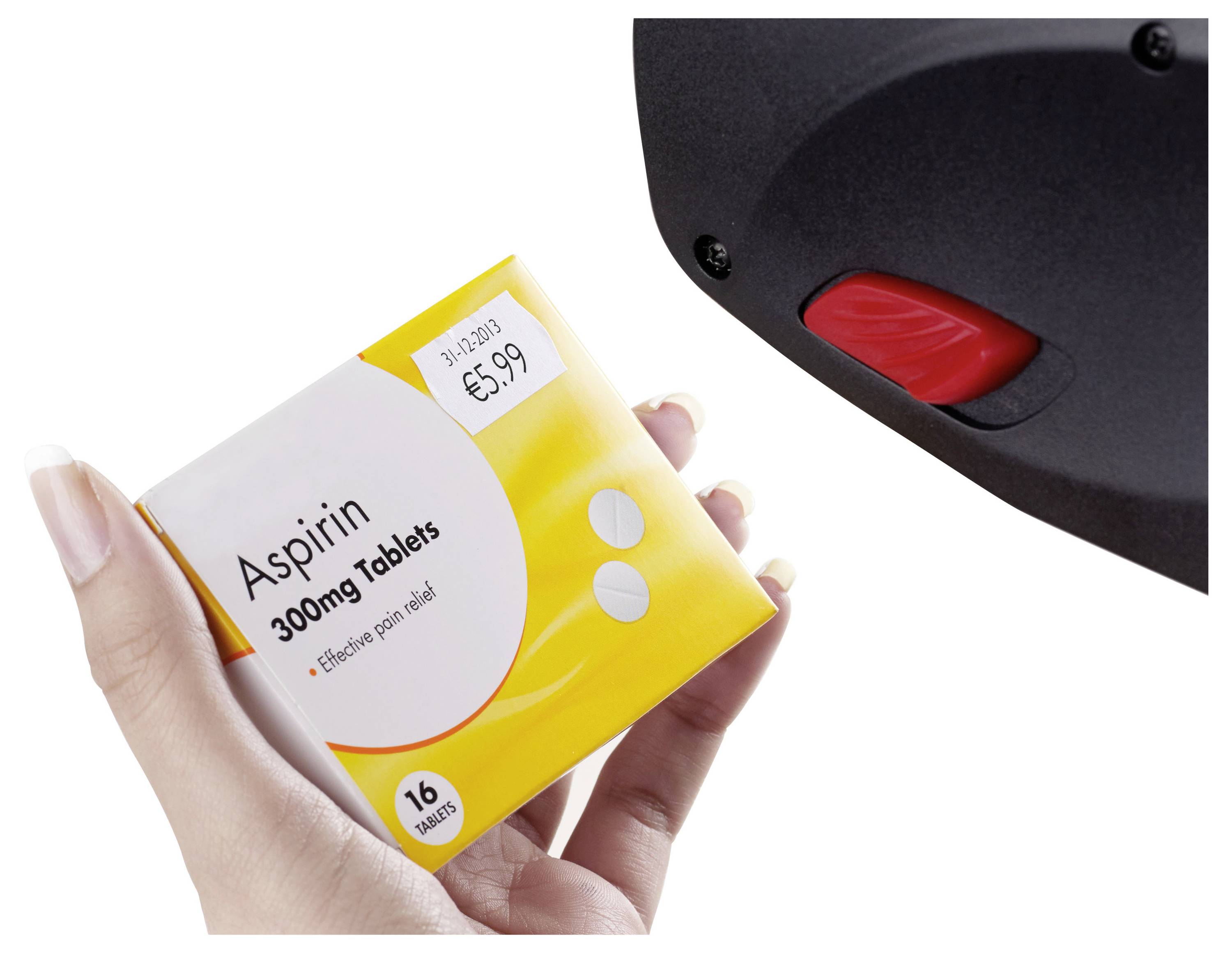 Hand hält eine Aspirin-300mg-Tablettenpackung an einem Diebstahlsensor; roter Entriegelungsknopf des Sicherungsgeräts sichtbar.
