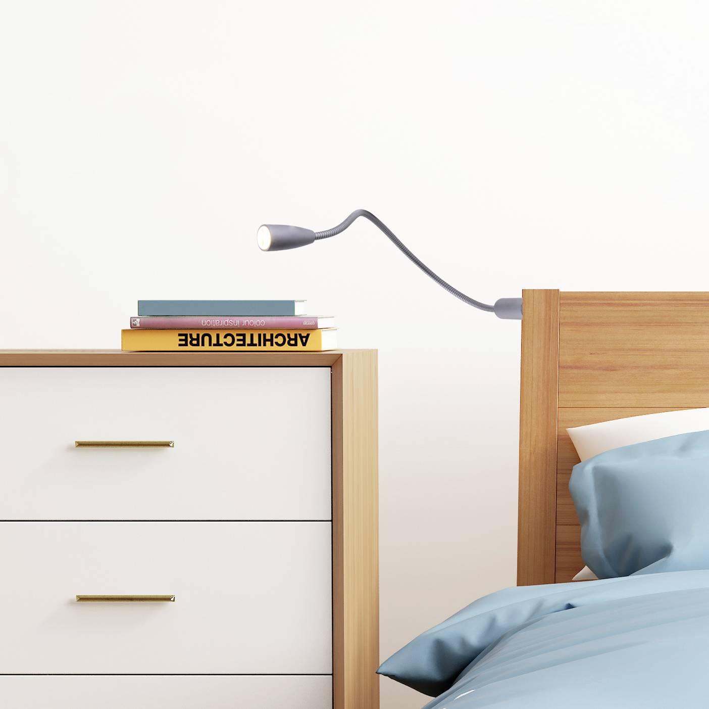 Ein schlicht eingerichtetes Schlafzimmer mit einem Holzbett, blauer Bettwäsche, einer weißen Kommode und einer Leseleuchte an der Wand.