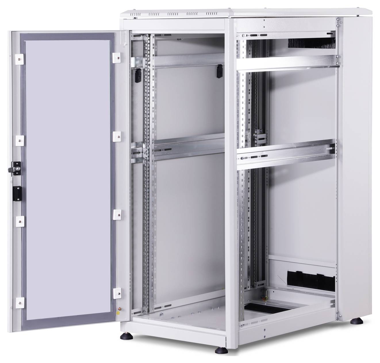 Ein leerer, weißer Server-Schrank mit geöffneter Tür, montierbaren Schienen und Belüftungsschlitzen, geeignet zur Aufnahme von IT-Geräten.